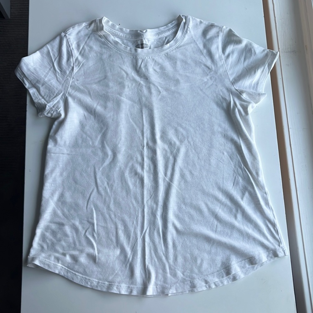 This plain white tee from old navy in a size women’s XS.